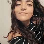 Universitaria con fluidez en francés da clases de inglés